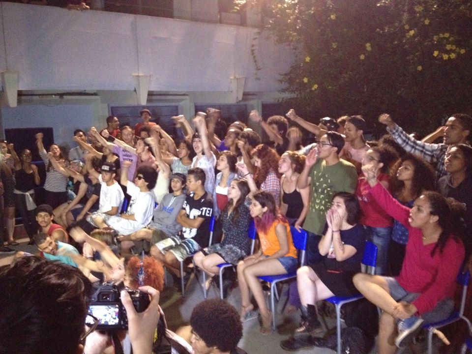 Estudantes durante pronunciamento sobre o adiamento da reorganização escolar. (Foto: Reprodução / O Mal Educado)
