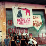 Artistas do Grajaú em manifesto contra o 'golpe' (Foto: Reprodução Facebook / Cia Humbalada de Teatro)
