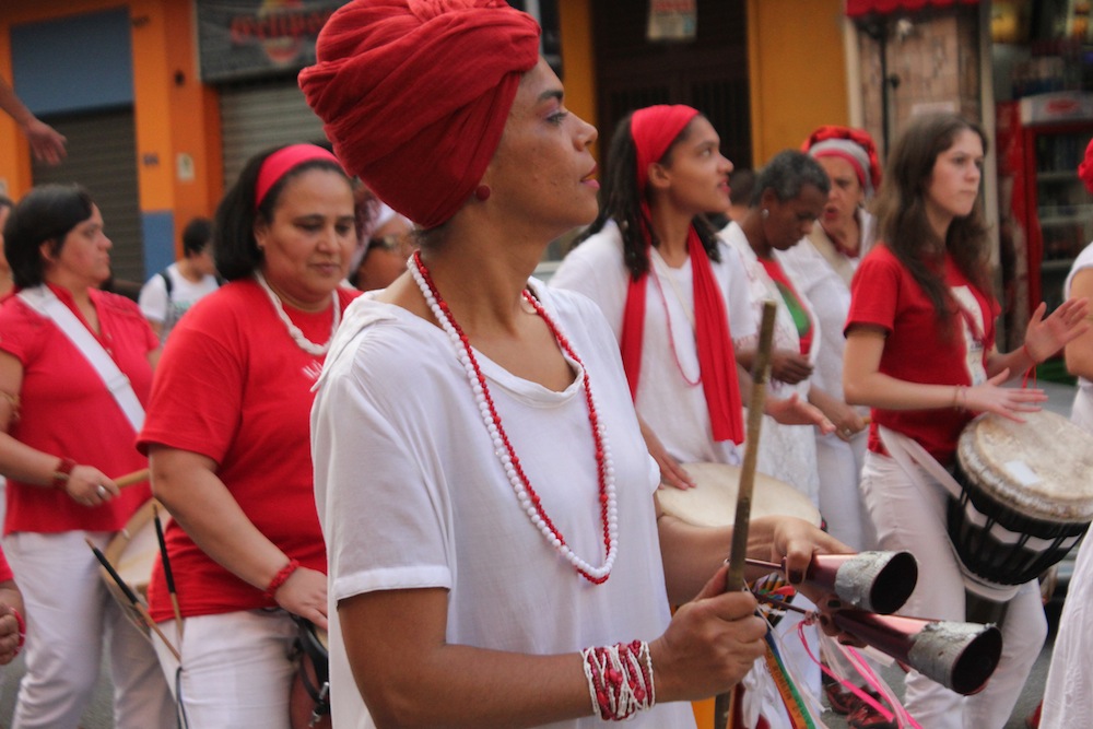 Mais de 300 mulheres formam o bloco afro Ilú Obá de Min. (Foto: Thiago Borges / Periferia em Movimento)