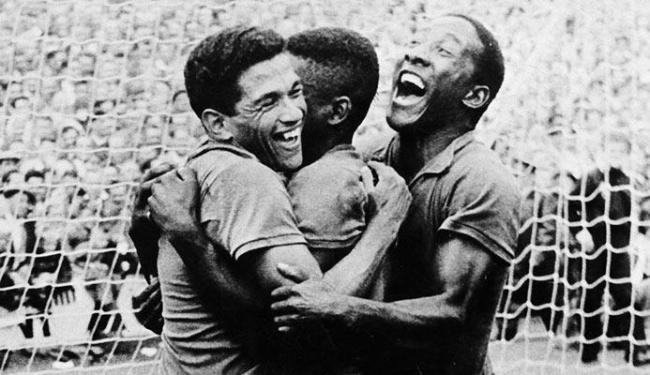 Garrincha, Pelé e Djalma Santos comemoram gol do Brasil na copa de 58. Foto: Reprodução.